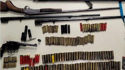 PC apreende armas e prende um homem durante investigação de violência doméstica em São Domingos
