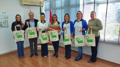 ASR e Sicredi doam sacolas retornáveis à Rede Municipal de Ensino de Xanxerê