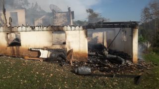 Xaxim - Residência de madeira é destruída por incêndio