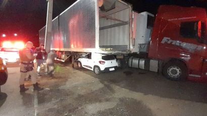 Xaxim - Condutor fica ferido após colisão contra carreta