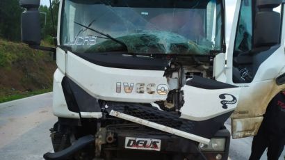 Colisão entre caminhões deixa uma pessoa ferida em Ponte Serrada