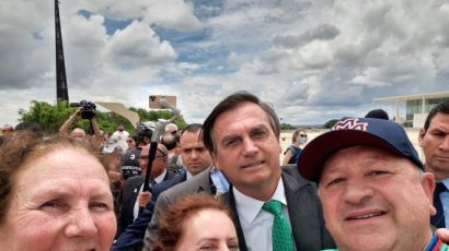 Xanxerenses encontram Presidente Jair Bolsonaro durante viagem