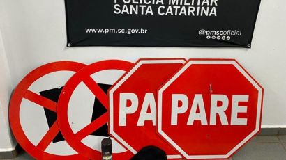 Xaxim - PM encontra placas de sinalização de trânsito em carro com jovem e adolescente