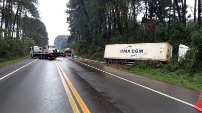 PRF interrompe trânsito na BR-282 para retirada de carreta