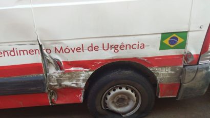 Carro bate em ambulância do Samu de Xanxerê na BR-282 