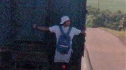 Vídeo: PRF flagra homem pendurado em caminhão na BR-282 em Xanxerê