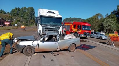 Colisão entre caminhão e carro deixa duas pessoas feridas