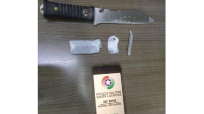 Dois homens são detidos com drogas e arma branca em Faxinal dos Guedes