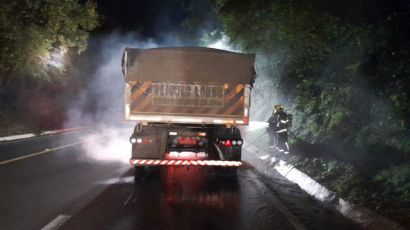 Bombeiros de Xaxim combatem incêndio em carreta na BR-282 