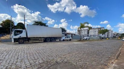 Colisão traseira entre carro e caminhão é registrada em Xanxerê 