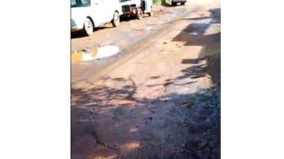 Moradores reclamam de buracos e ondulações em rua do bairro São Romero