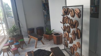 Biblioteca de Xanxerê conta com exposição de móveis rústicos