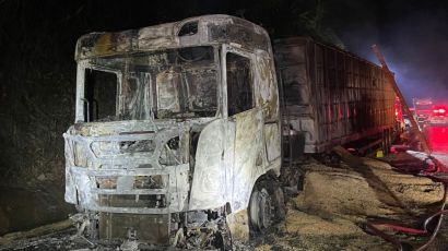 Caminhão é consumido por incêndio no Oeste