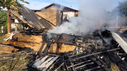 Incêndio deixa casa destruída em São Domingos 