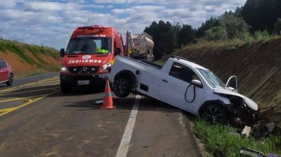 Duas pessoas ficam feridas em acidente entre caminhão e Saveiro na BR-282