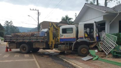 Caminhão colide contra posto de saúde e deixa cinco pessoas feridas