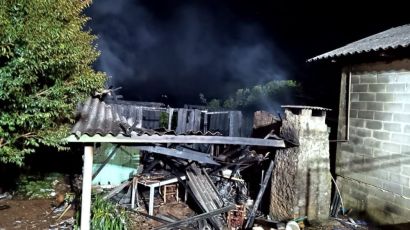 Incêndio deixa residência completamente destruída em Xaxim