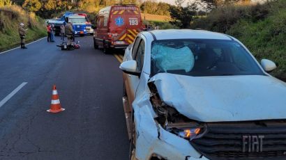 Duas pessoas ficam feridas em colisão entre carro e moto na SC-155