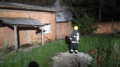 Barracão abandonado é consumido por incêndio em Xanxerê