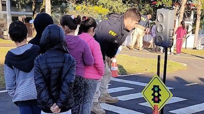 Crianças aprendem sobre trânsito brincando com policiais em Xanxerê