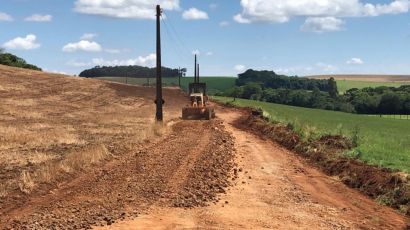 Equipes realizam trabalhos de alargamento da estrada do Pesqueiro do Meio