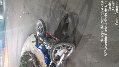 Duas pessoas ficam feridas em colisão entre carro e moto em Xaxim
