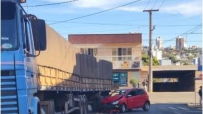 Colisão entre carro e caminhão é registrada no Veneza