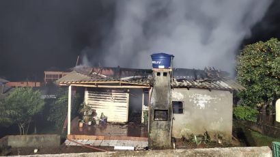 Residência de madeira fica completamente destruída após incêndio em Xaxim