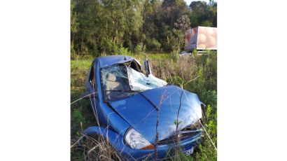 Grave acidente entre carro e carreta deixa três pessoas feridas em Ponte Serrada 