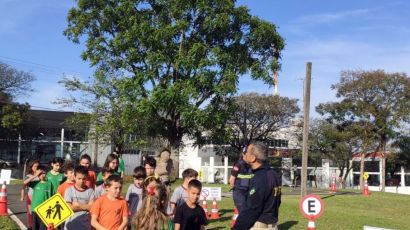 Crianças aprendem sobre trânsito brincando com policiais e bombeiros em Xanxerê