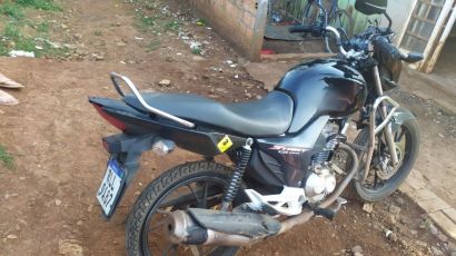 Buraco na pista causa acidente de moto com duas pessoas feridas