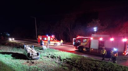 Caminhonete sai da pista  e capota próximo ao trevo da Femi