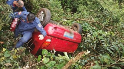 Carro sai da pista na BR-282 e cai em barranco em Faxinal dos Guedes