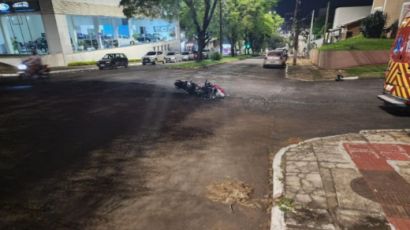 Motociclista fica ferido em acidente na Avenida Brasil