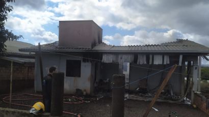 Residência é destruída por incêndio em Bom Jesus