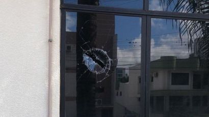 Homem danifica Fórum de Xaxim para ser preso