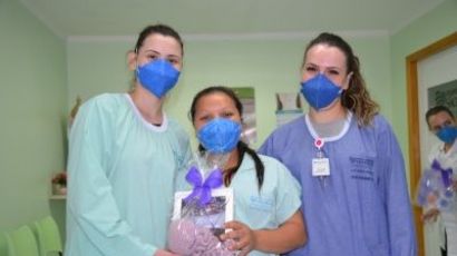 Mamães recebem fotos do ensaio realizado na UTI Neonatal do HRSP