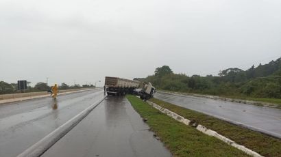 Caminhão sai da pista após colidir em mureta na BR-282, em Xanxerê