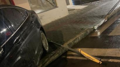 Motorista colide contra placa após perder o controle do veículo no Centro de Xanxerê