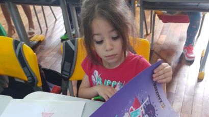 Alunos da rede municipal de ensino usam materiais educativos da campanha de vacinação