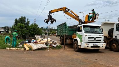 Equipes da Prefeitura de Xanxerê recolhem lixo e entulhos no entorno do Rio Xanxerê