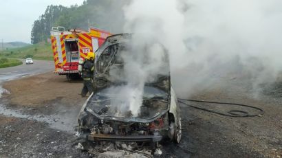 Veículo é destruído por incêndio na SC-155 em Ouro Verde