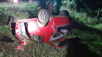 Capotamento deixa duas pessoas feridas em Xaxim