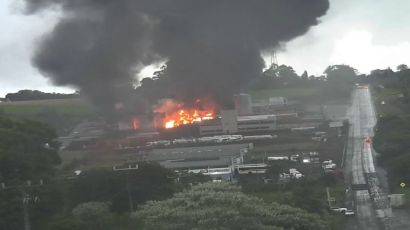 Vídeos mostram proporção do incêndio que atinge distribuidora de combustíveis em Chapecó