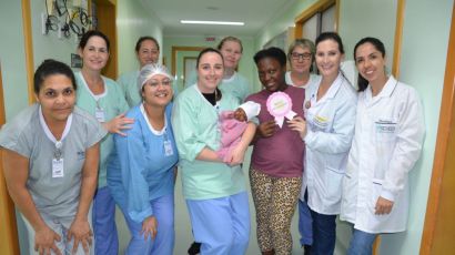 Profissionais da UTI Neonatal do HRSP comemoram mesversário e alta de bebê