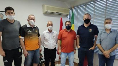 Prefeito de Xanxerê recebe representantes Bolão 23 Masculino e Futsal Feminino