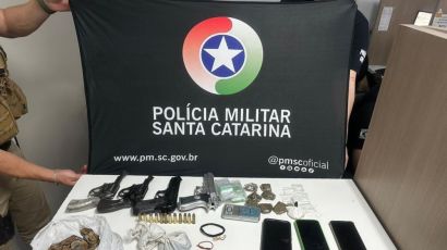 Ação policial resulta na prisão de dois indivíduos e apreensão de armas e drogas em Xaxim
