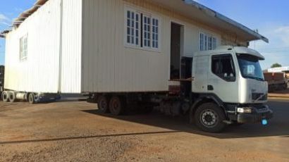 Polícia flagra caminhão transportando casa na SC-480, em Xanxerê