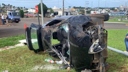Duas pessoas ficam feridas em capotamento na BR-282 em Xanxerê