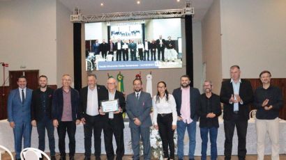 Com Clube Xanxerense lotado, Câmara presta homenagem a Aquiles Vanzin